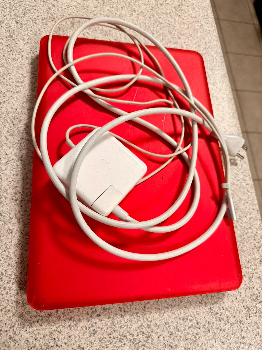 MacBook Pro 2010 – Excellent Condition + Free Case image indicator(9)