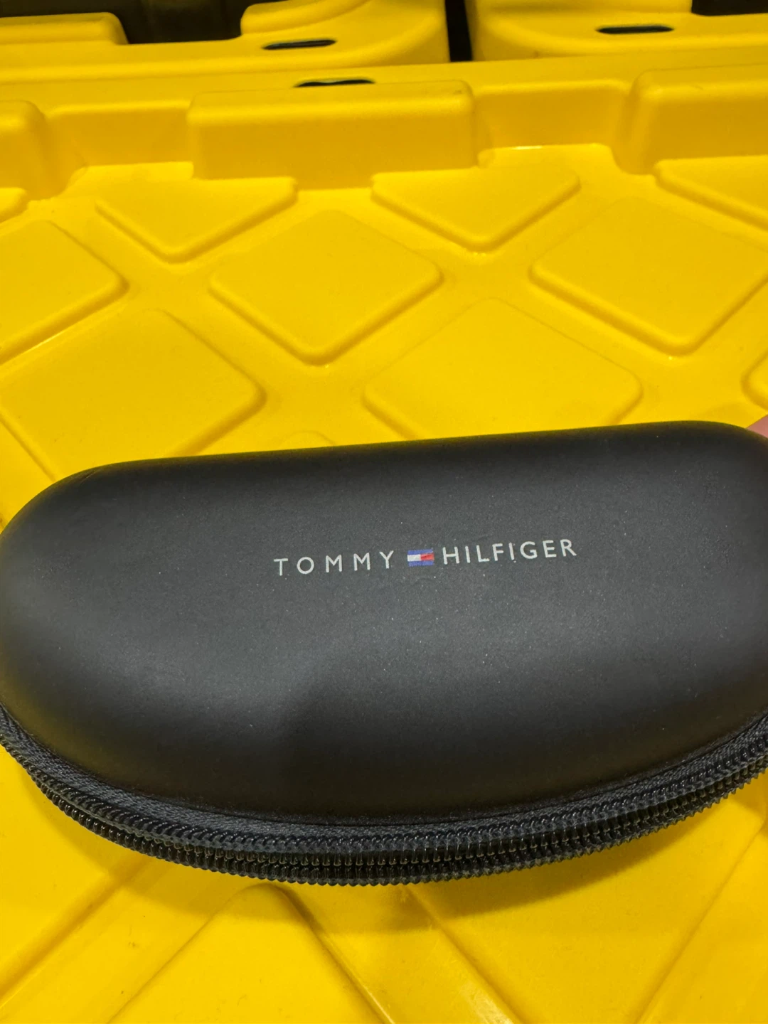Tommy Hilfiger Sunglasses with Case - photo 2