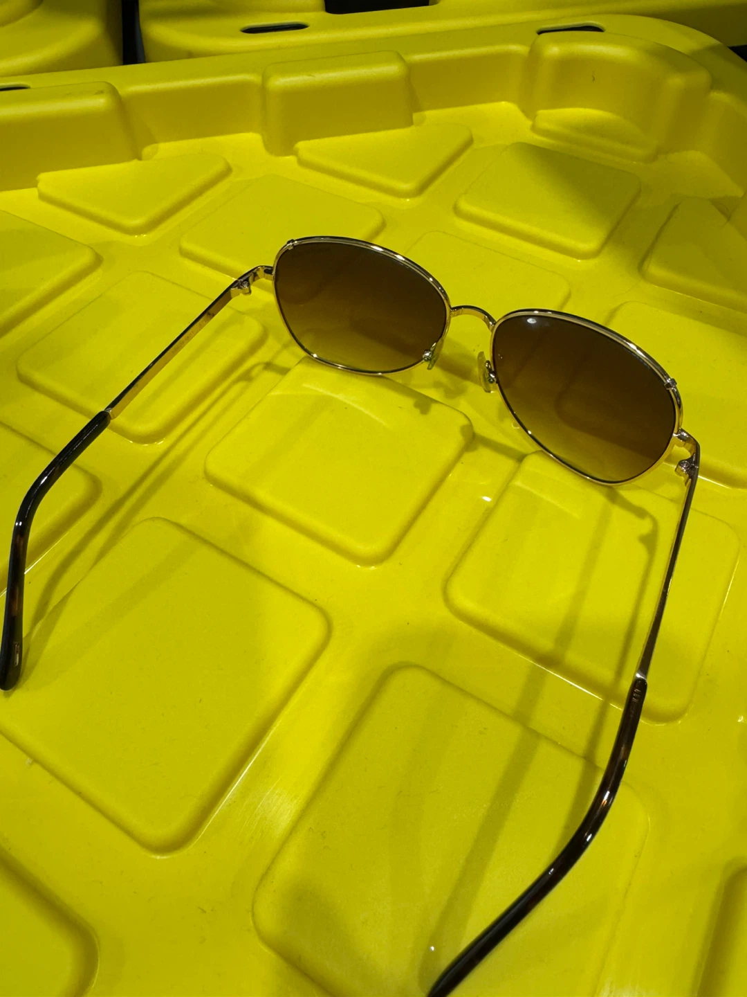 Tommy Hilfiger Sunglasses with Case - photo 4