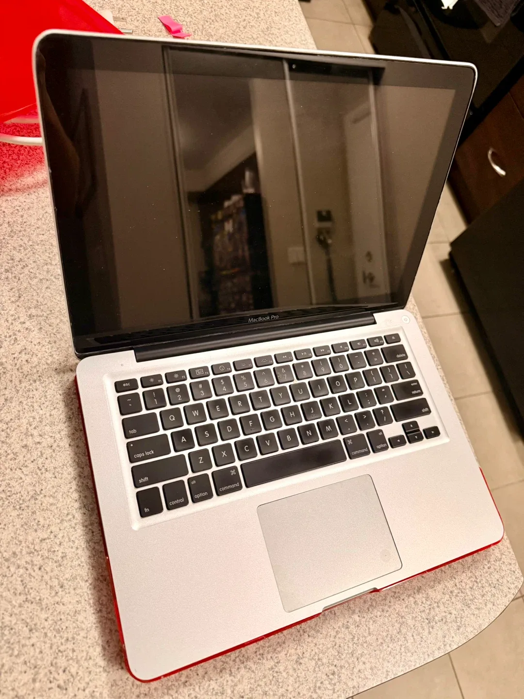 MacBook Pro 2010 – Excellent Condition + Free Case image indicator(2)