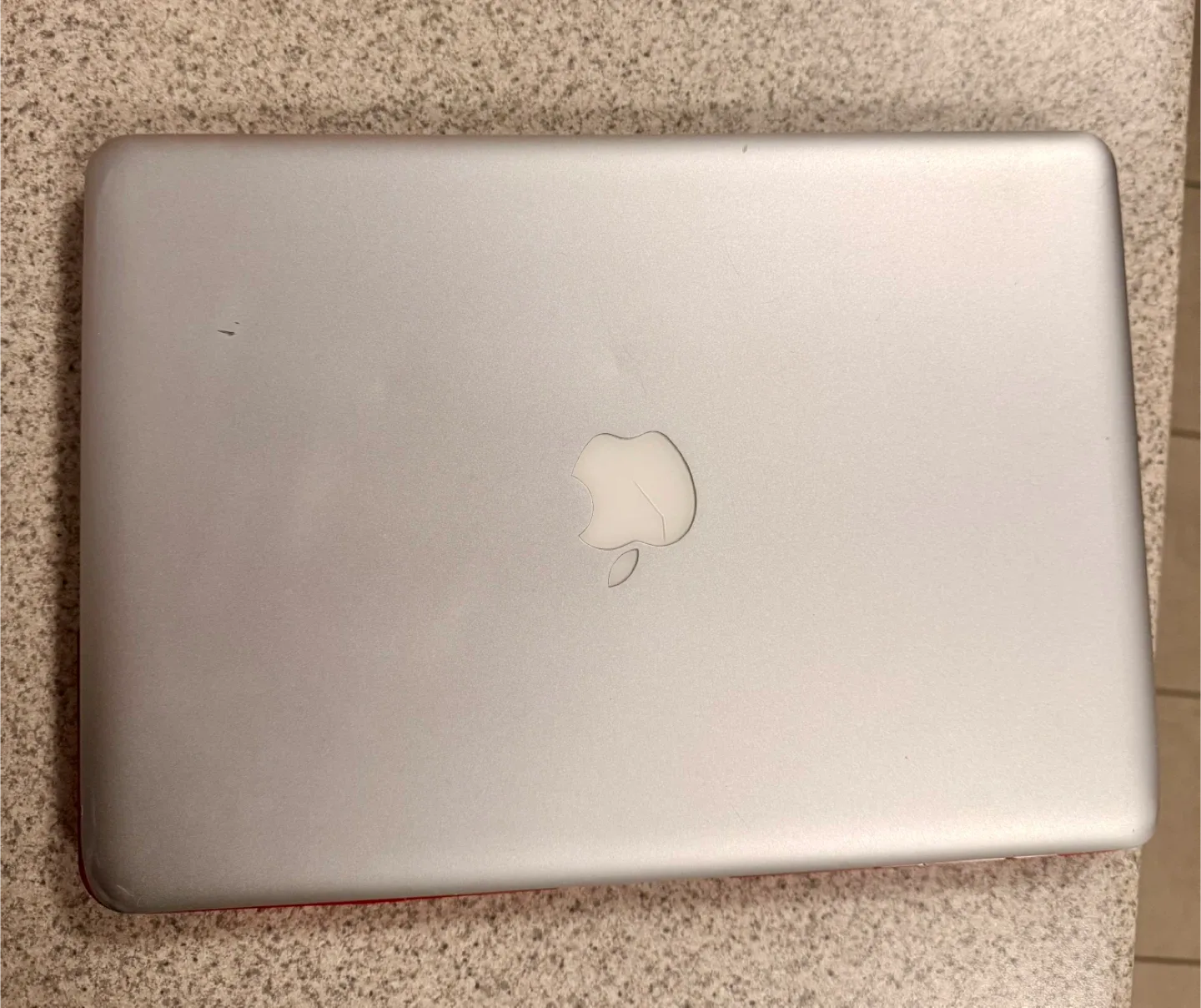 MacBook Pro 2010 – Excellent Condition + Free Case image indicator(10)