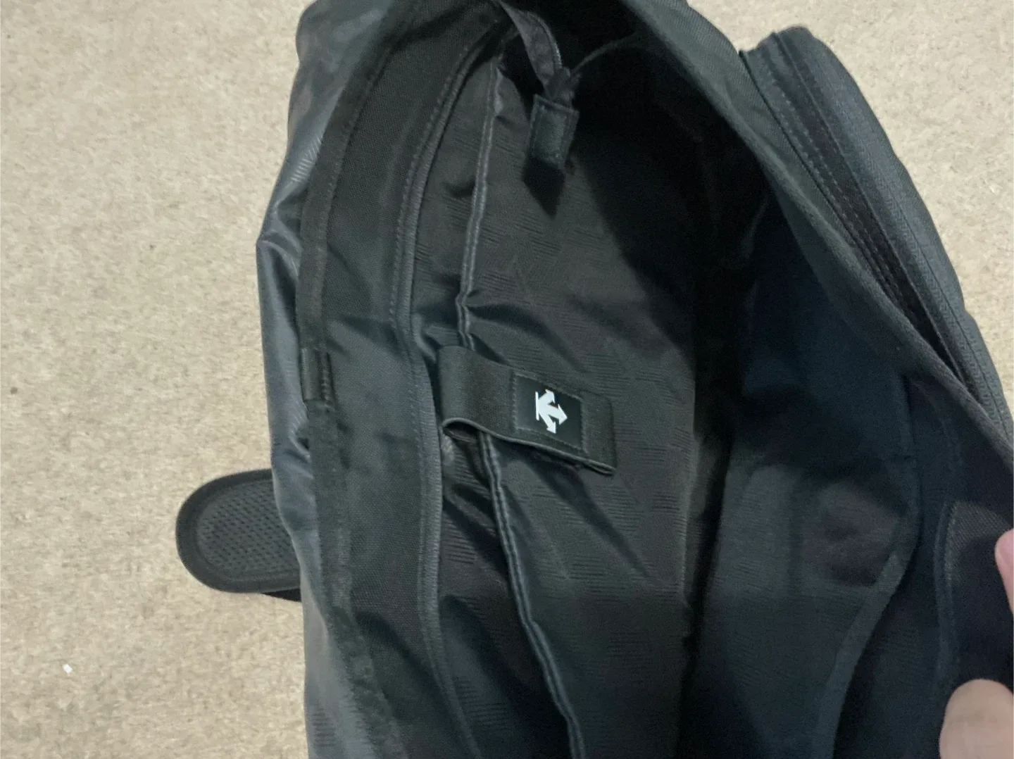 Descente Black Messenger Bag image indicator(3)