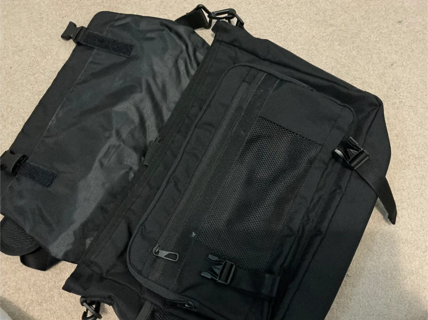 Descente Black Messenger Bag image indicator(2)