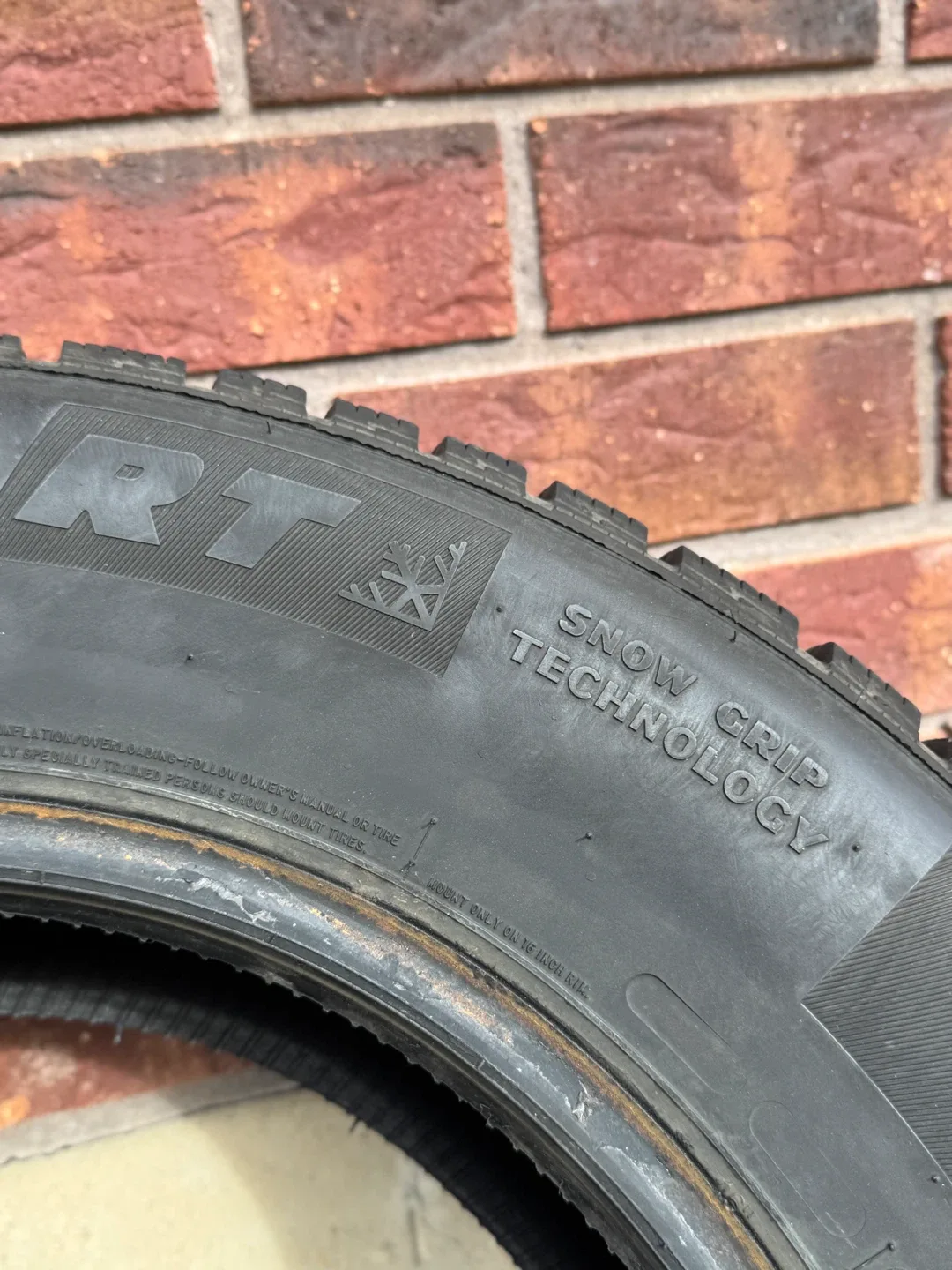 Avalanche RT 215/70R16 Tire image indicator(6)