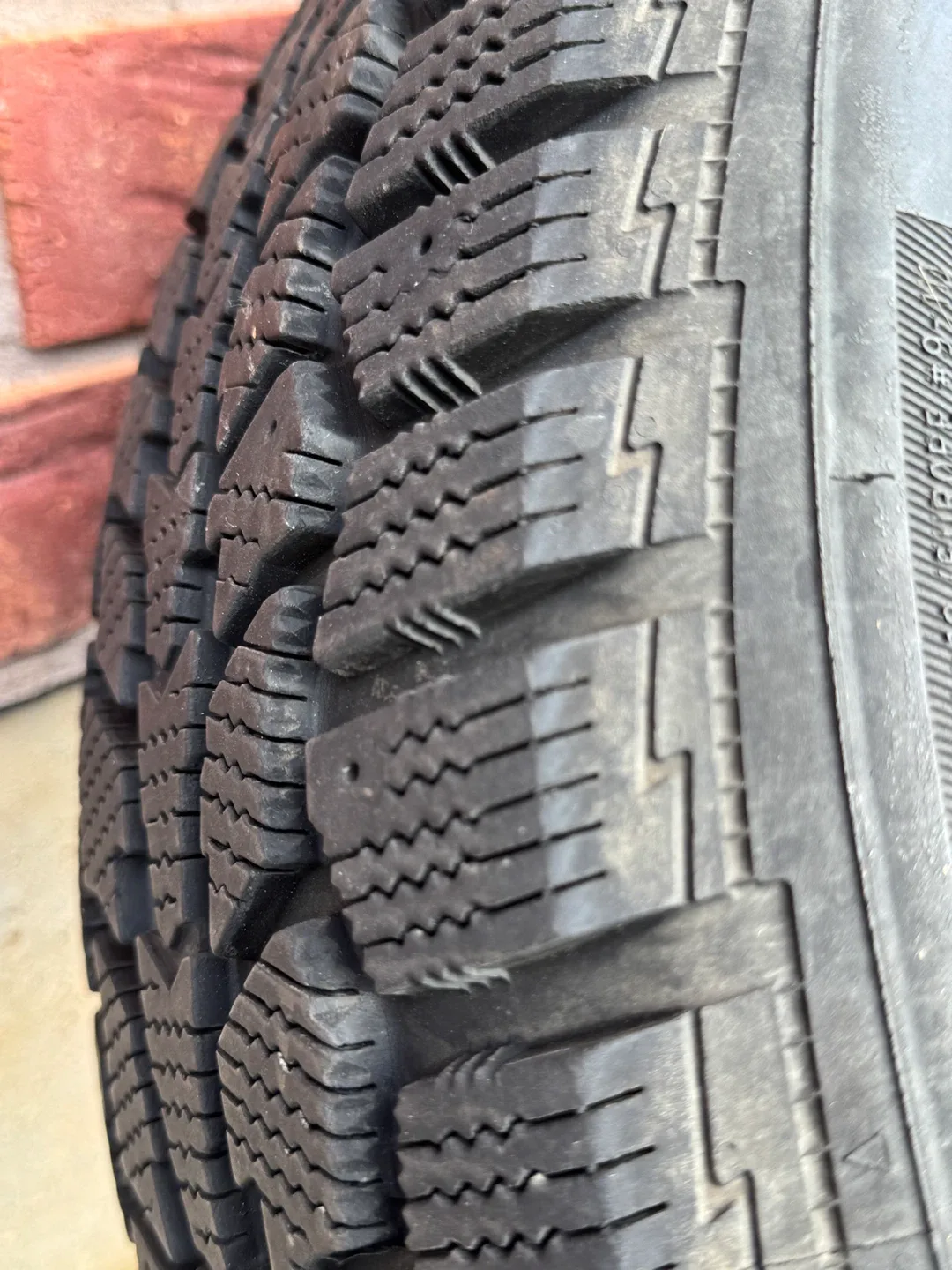 Avalanche RT 215/70R16 Tire image indicator(3)