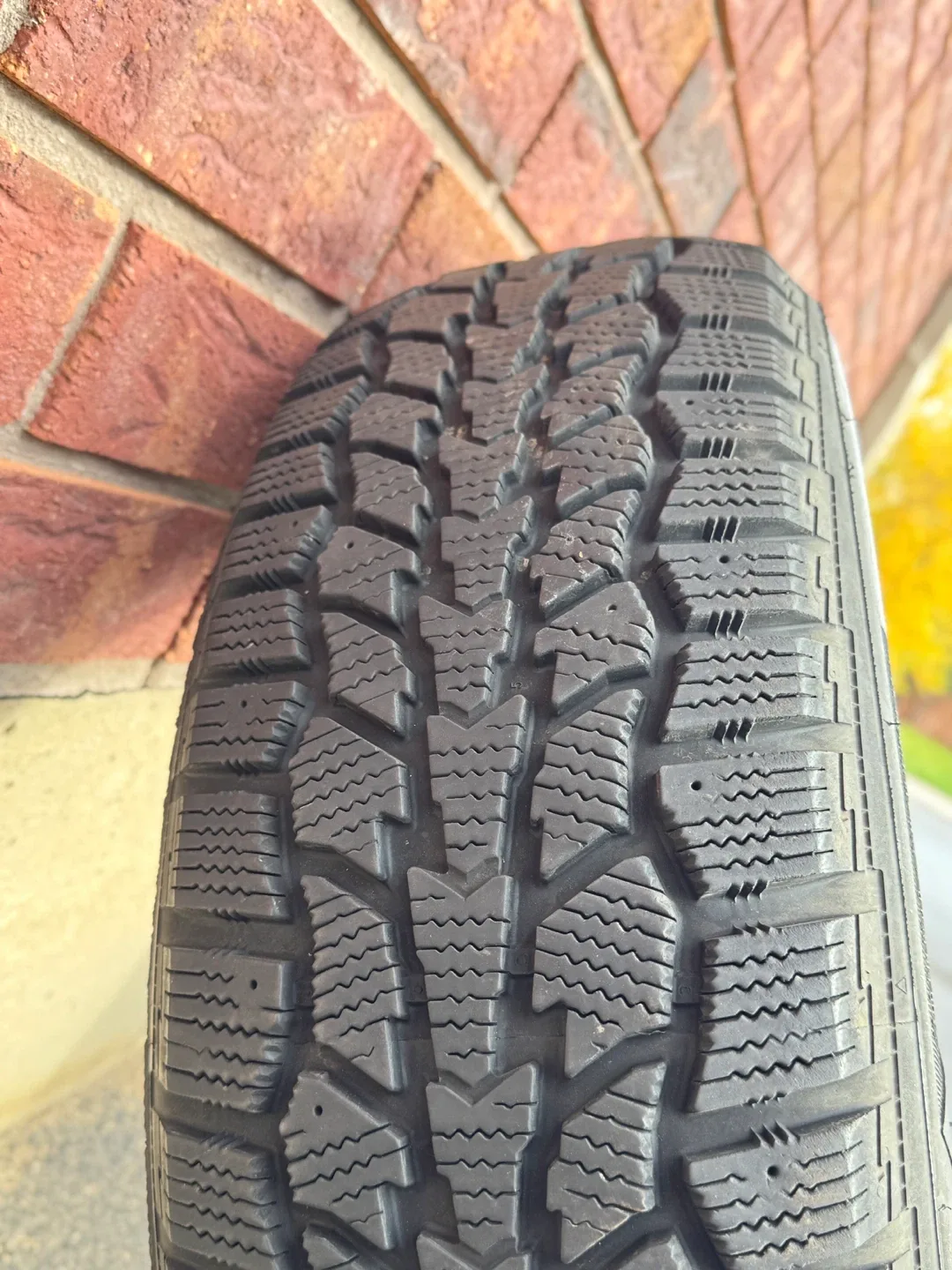 Avalanche RT 215/70R16 Tire image indicator(5)