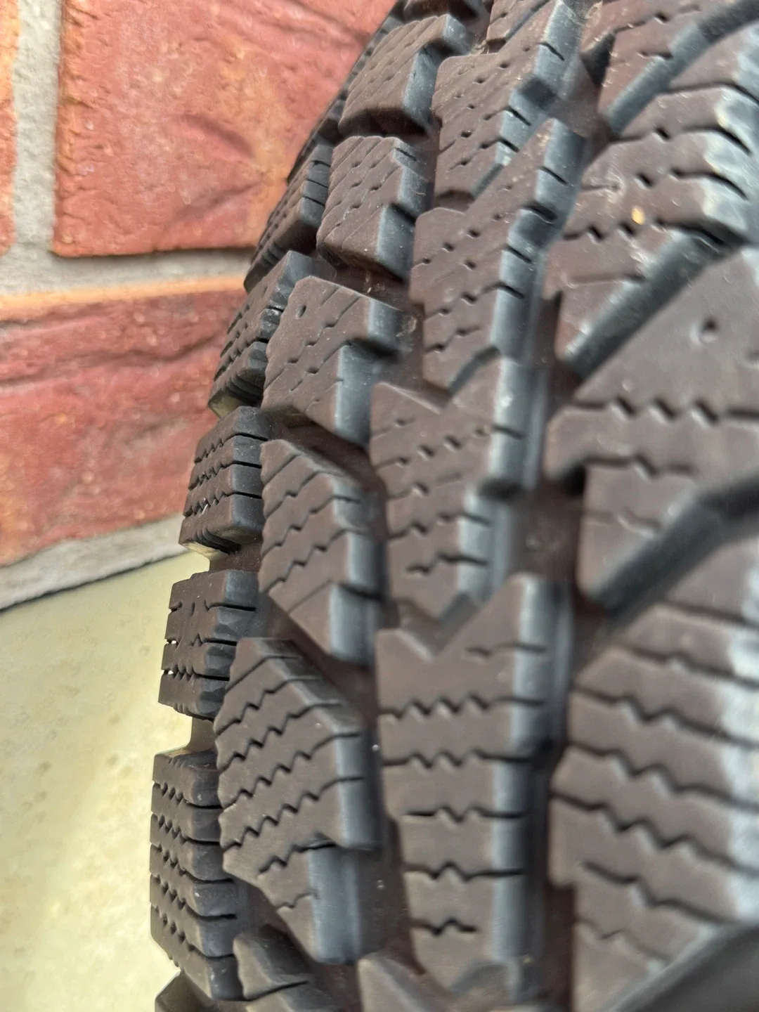 Avalanche RT 215/70R16 Tire image indicator(4)