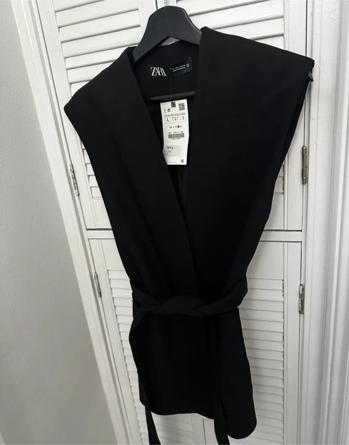 NEW Zara Black Sleeveless Belted Blazer - Size L image indicator(2)