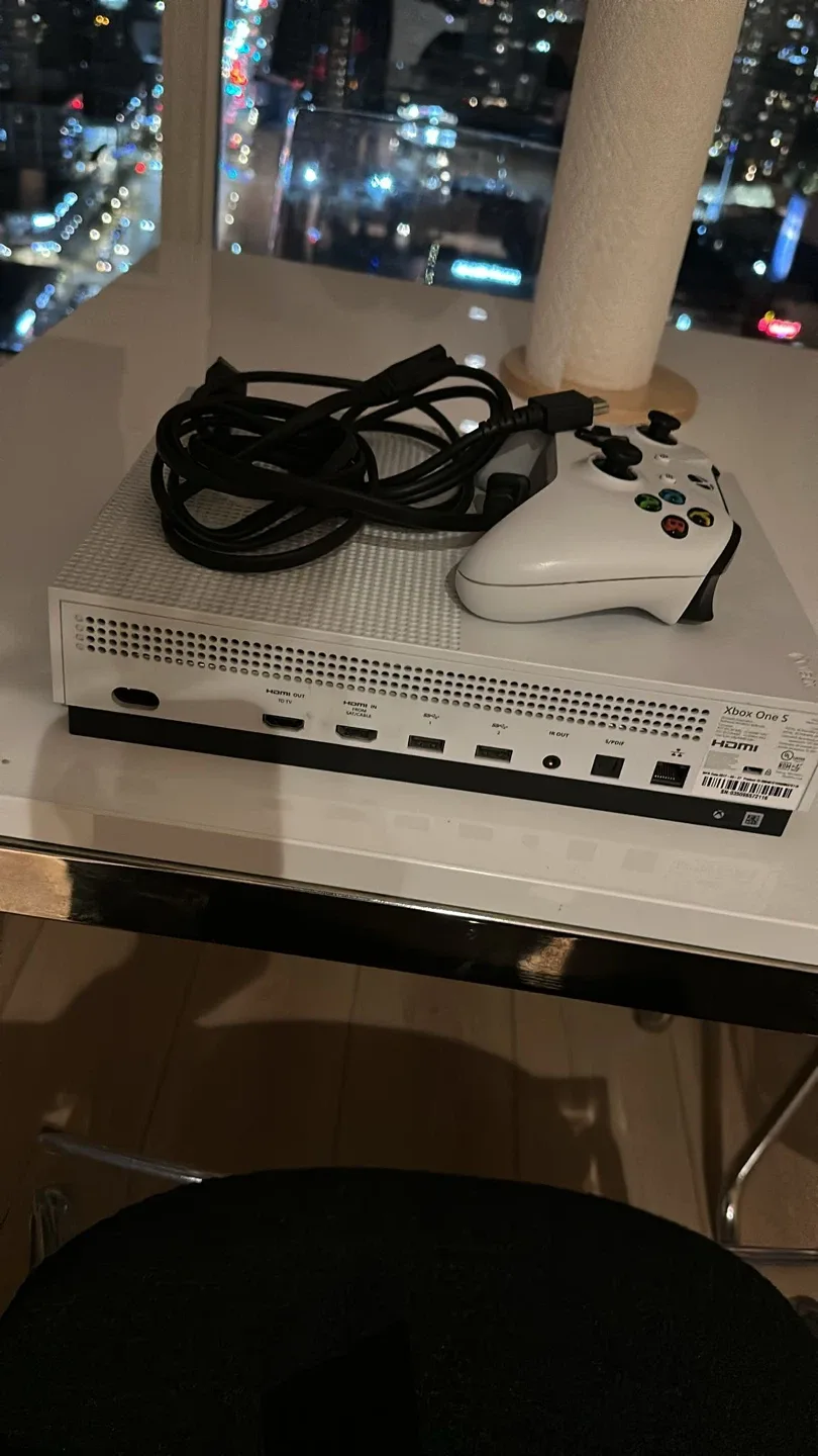 Xbox One S with Controller image indicator(2)