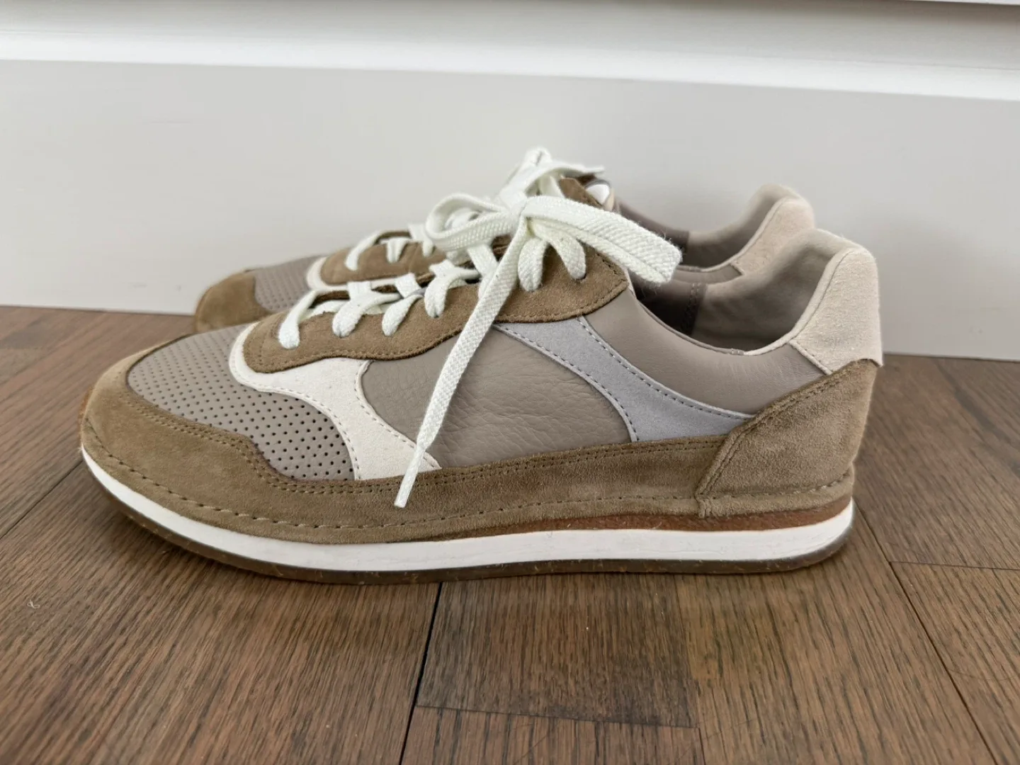 ‼️ Clarks sneakers - Men’s size 11 image indicator(2)