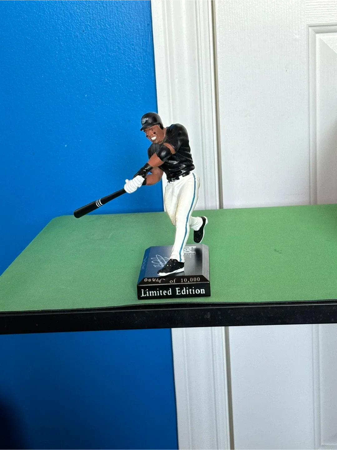Frank Thomas #35 Limited Edition Figurine image indicator(2)