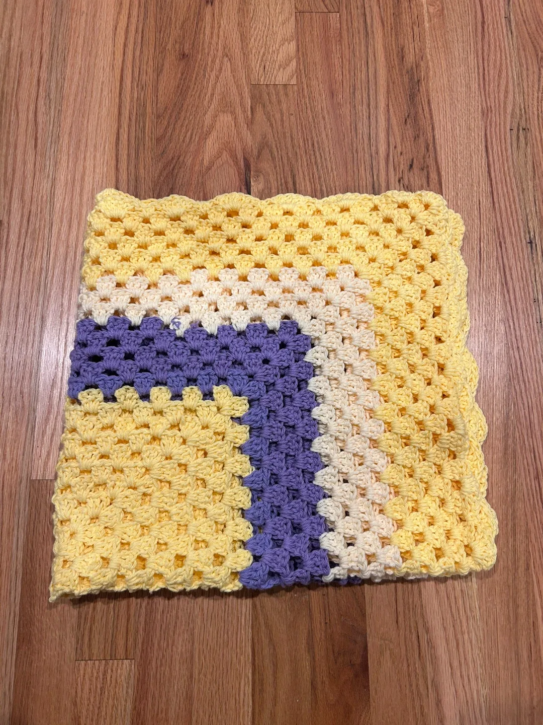 Handmade Crochet Blanket image indicator(3)