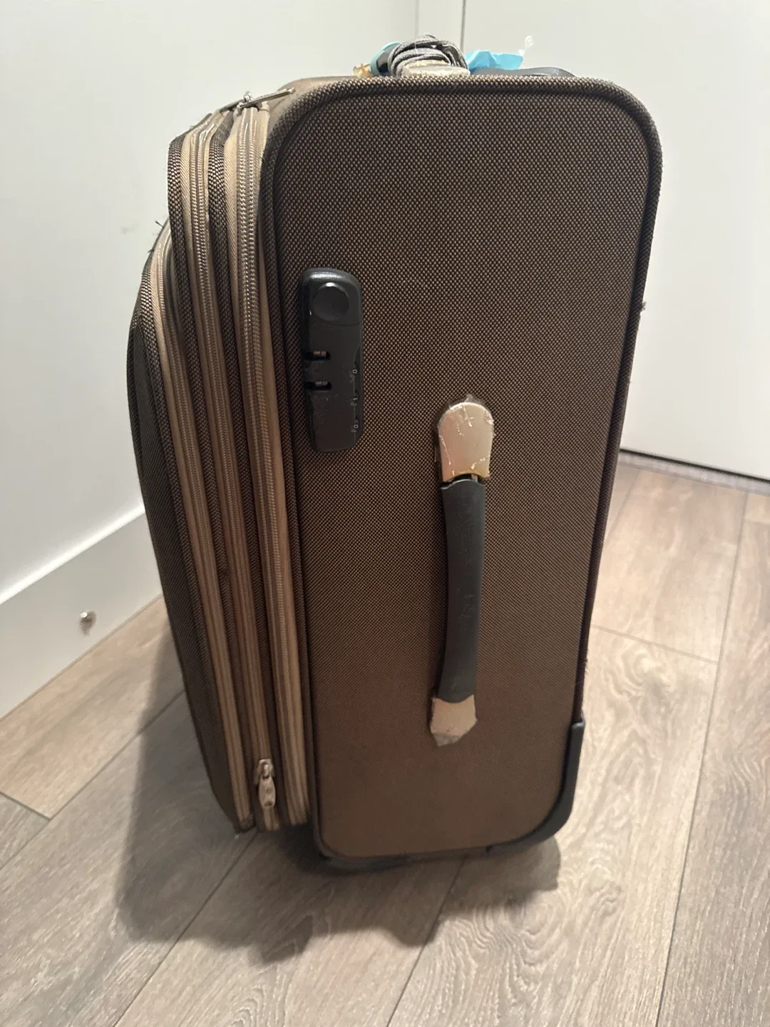 Brown Wheeled Suitcase image indicator(4)