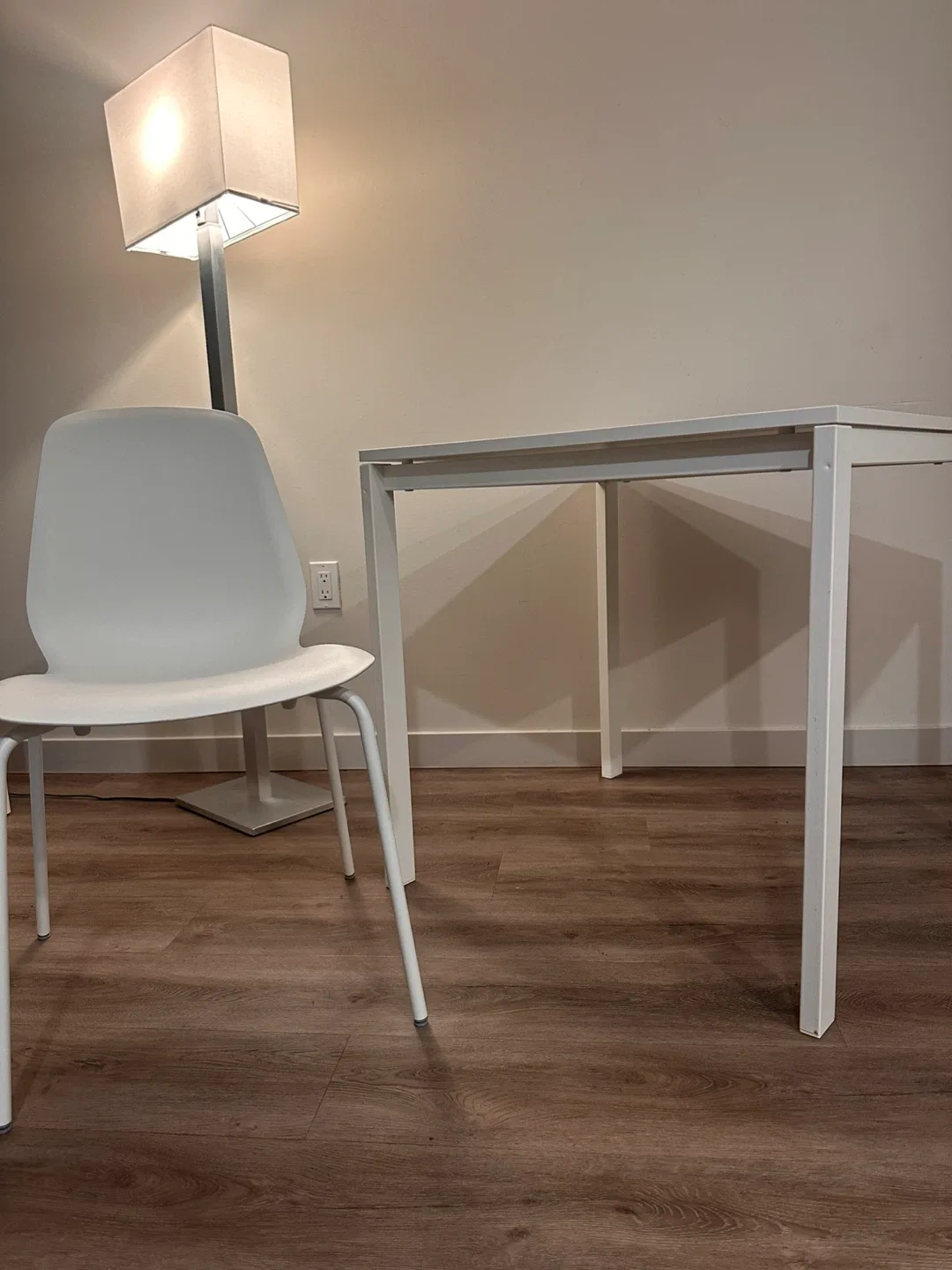 IKEA white chair image indicator(2)