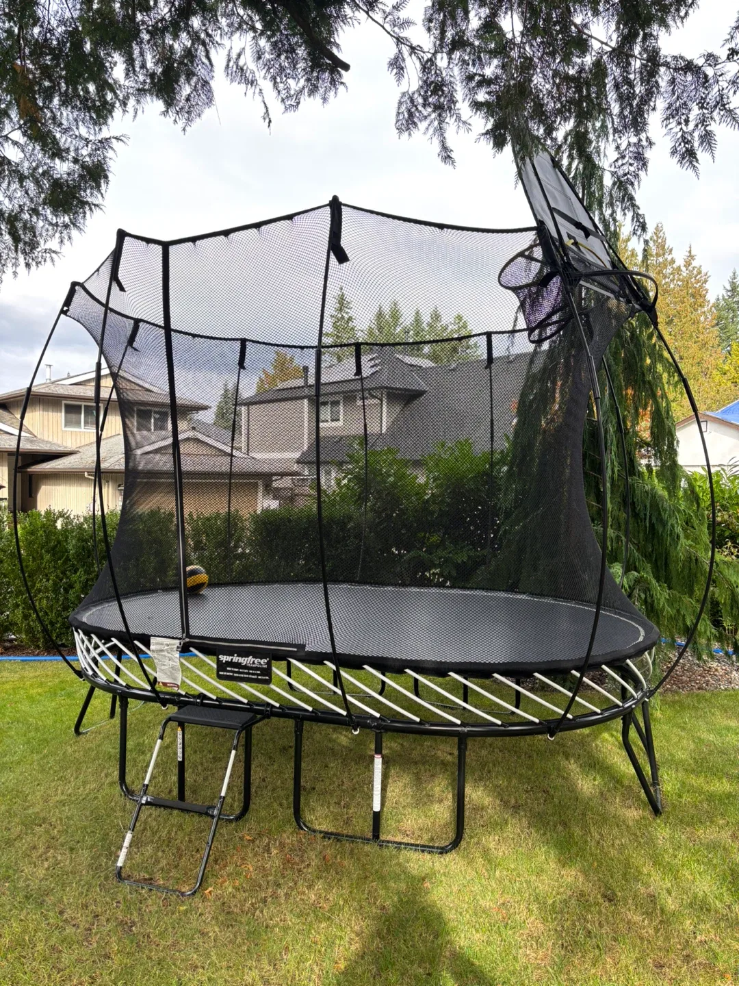Springfree Trampoline with Basketball Hoop