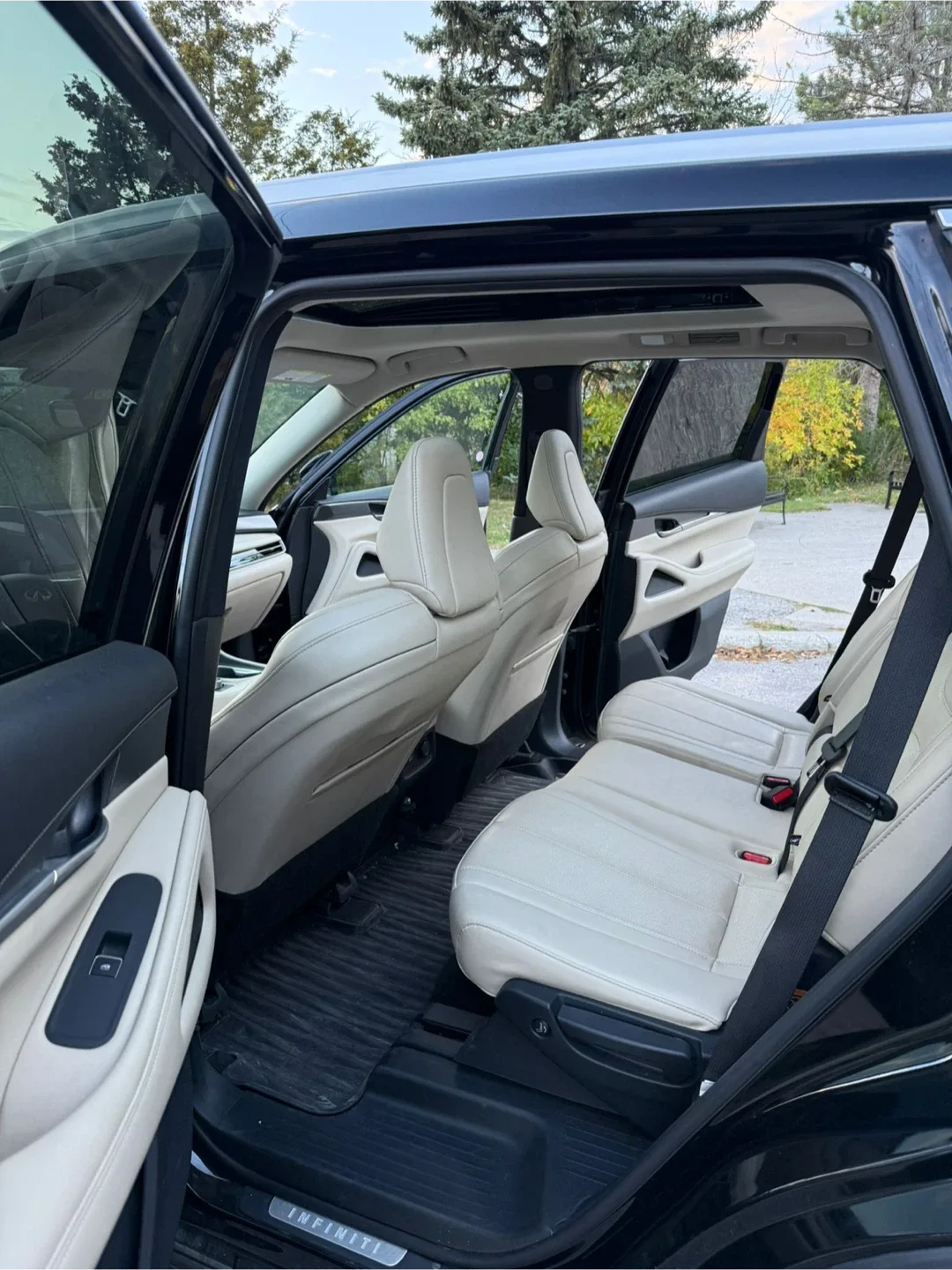 Infiniti QX60 SUV - Black Exterior, Beige Interior image indicator(2)