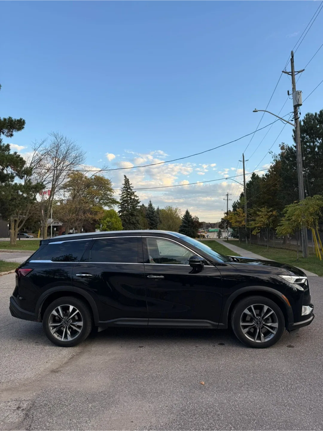 Infiniti QX60 SUV - Black Exterior, Beige Interior image indicator(4)