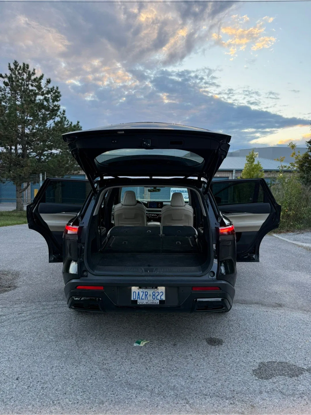 Infiniti QX60 SUV - Black Exterior, Beige Interior image indicator(3)