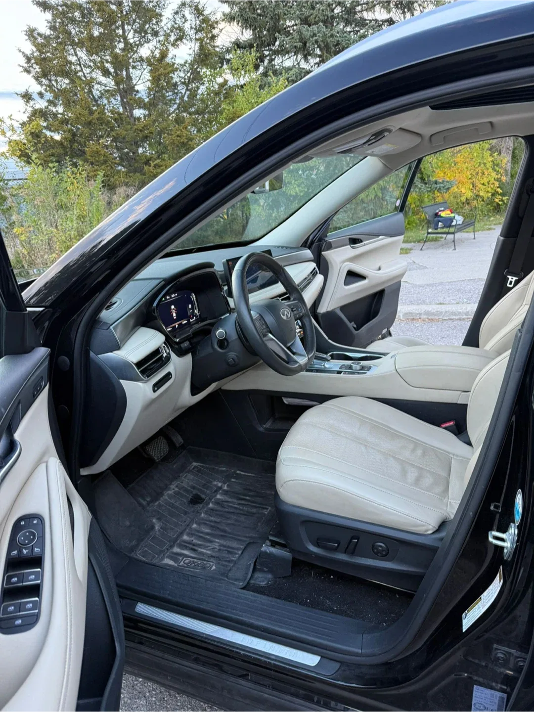 Infiniti QX60 SUV - Black Exterior, Beige Interior image indicator(8)