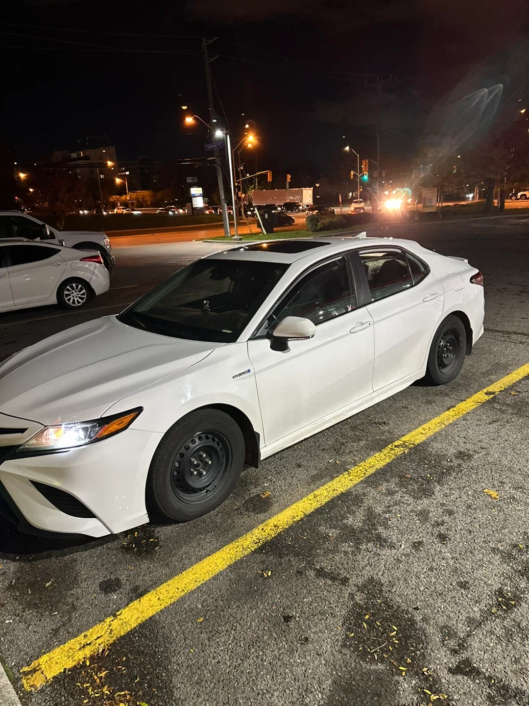 Toyota Camry Hybrid - White Sedan image indicator(3)