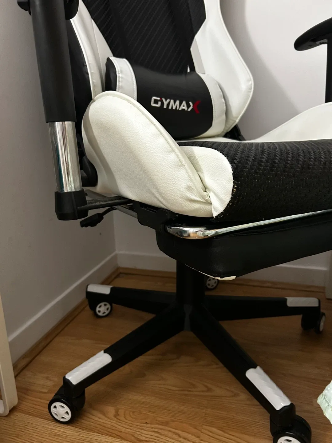GYMAX Gaming Chair - Black & White image indicator(2)