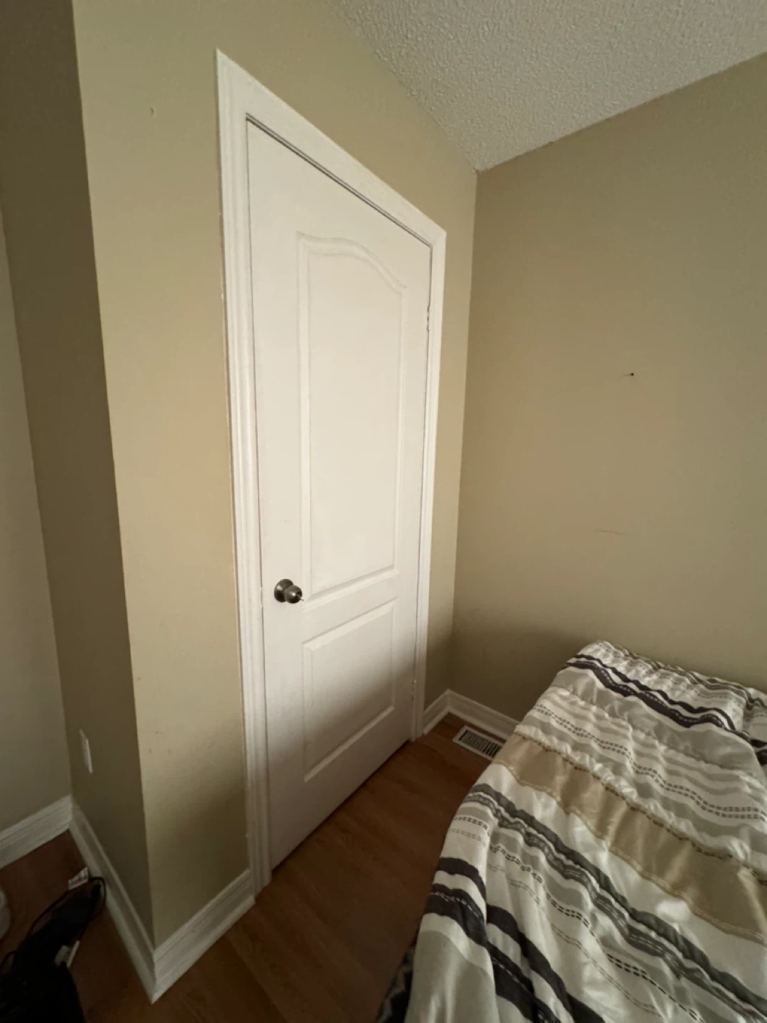 Bright Room for Rent - Available This February! - photo 2