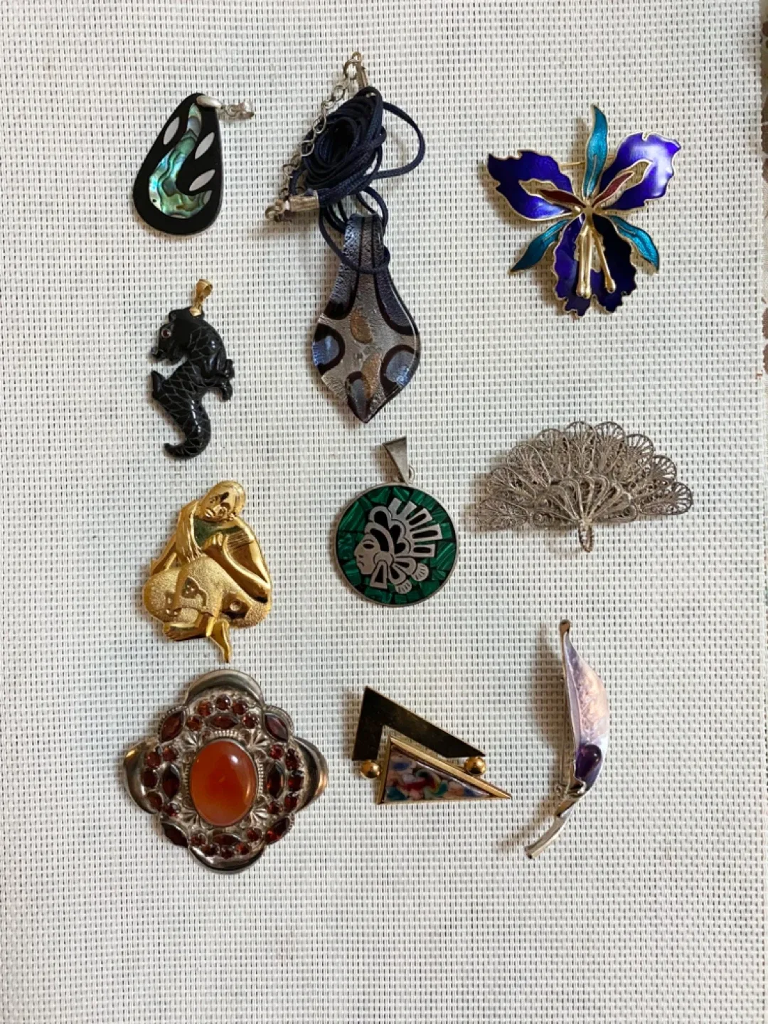 Assorted Vintage Brooches & Pendants thumbnail