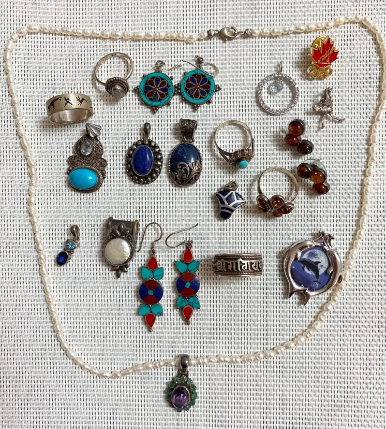 Assorted Vintage Jewelry thumbnail