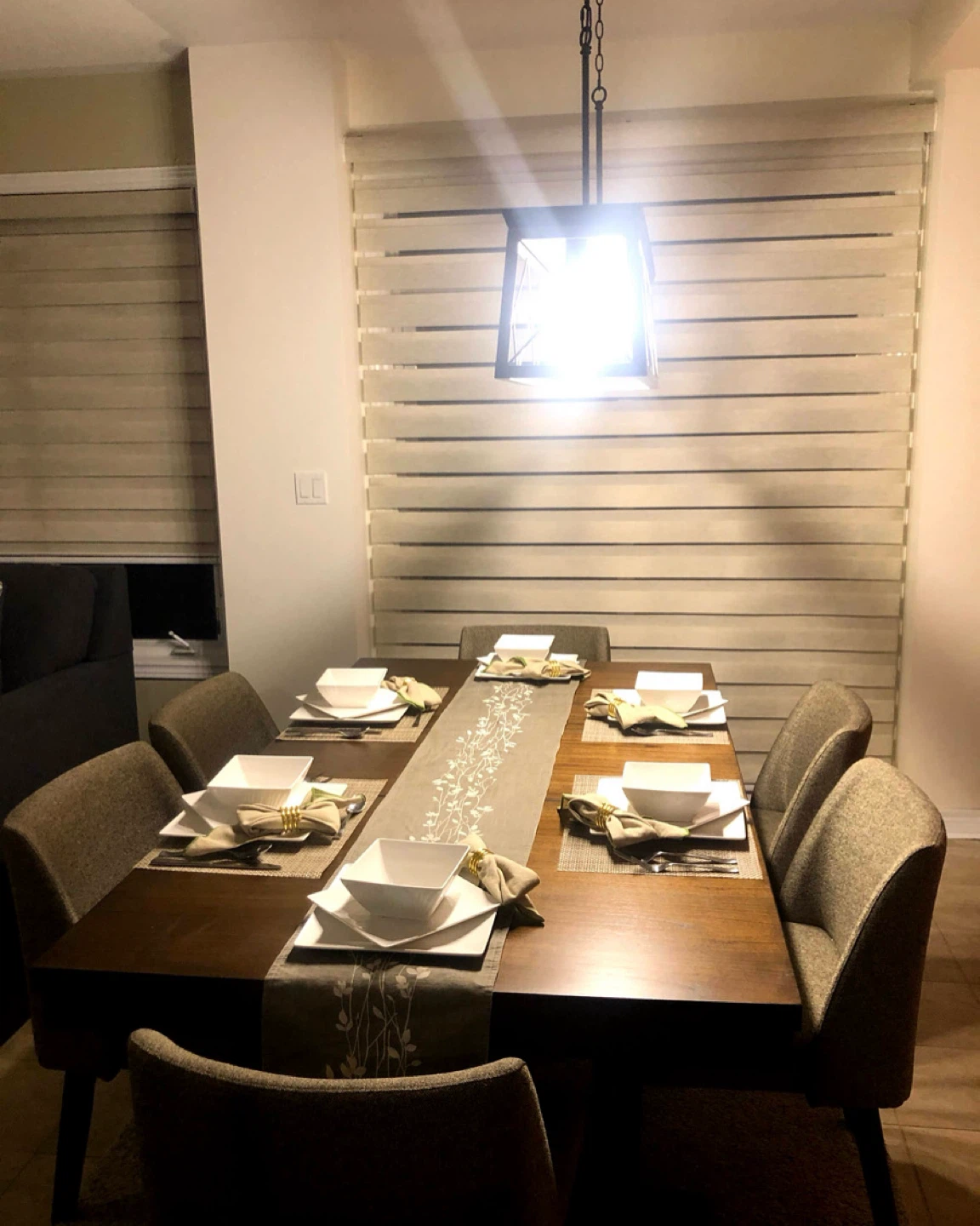 Dining Table with 6 Chairs- rarely used for staging only