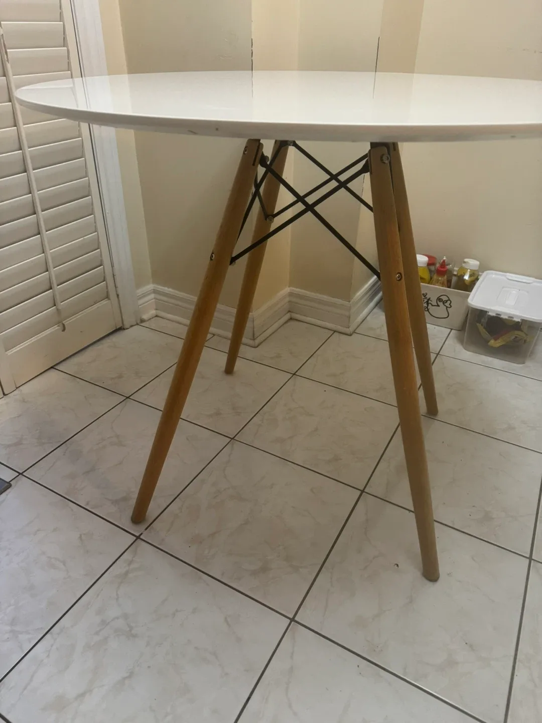 Round White Dining Table with Wooden Legs image indicator(2)