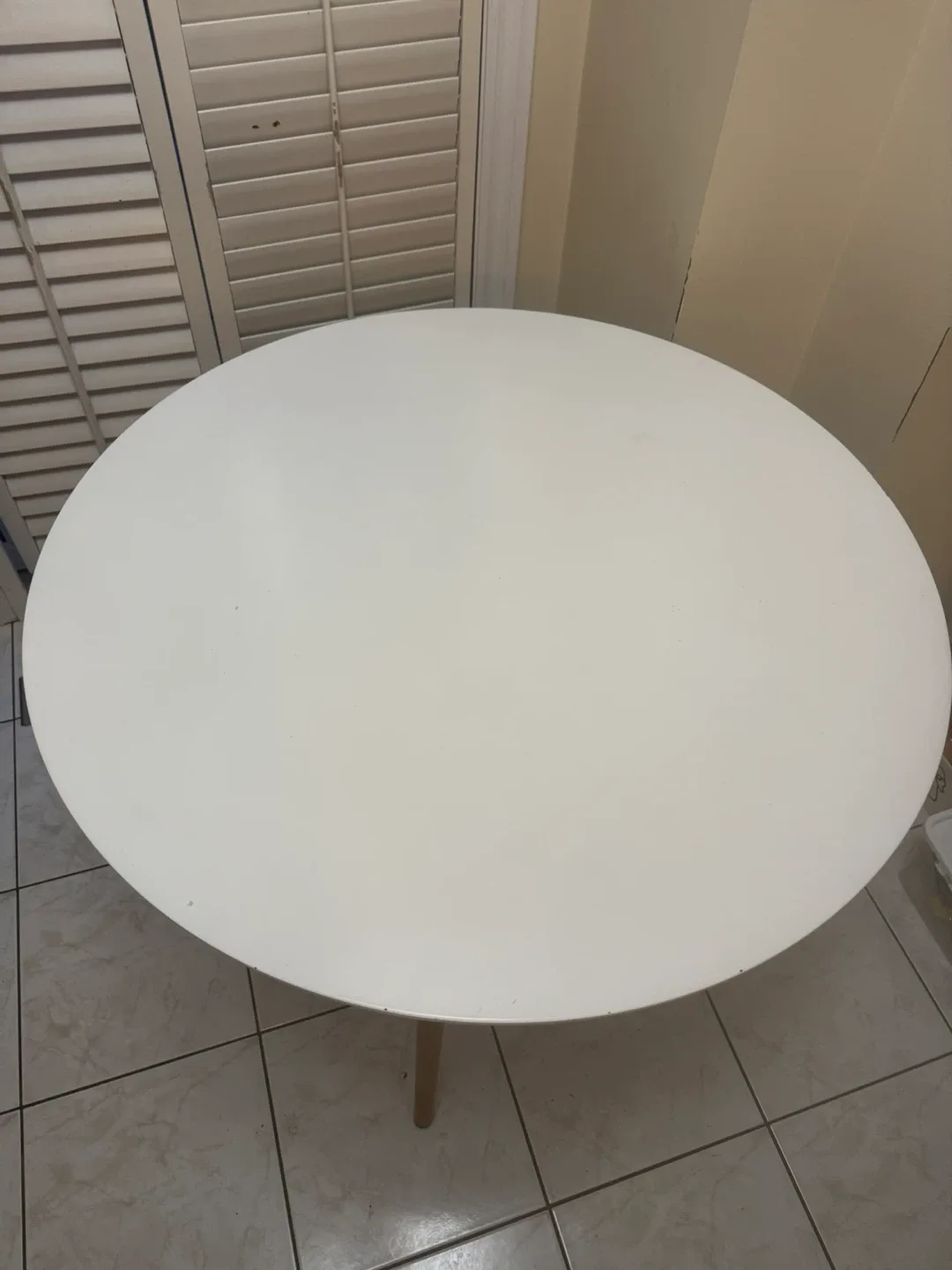 Round White Dining Table with Wooden Legs image indicator(4)
