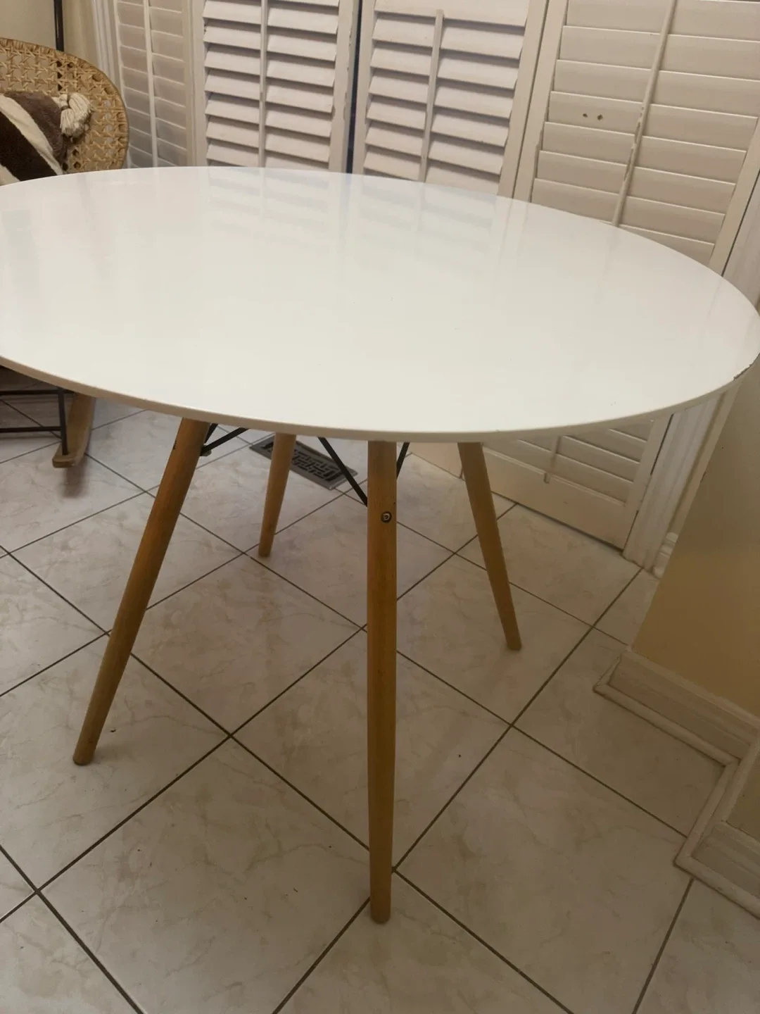 Round White Dining Table with Wooden Legs image indicator(3)