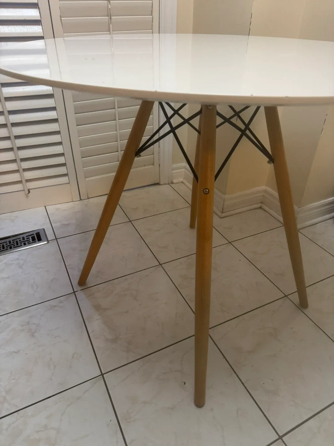 Round White Dining Table with Wooden Legs image indicator(5)