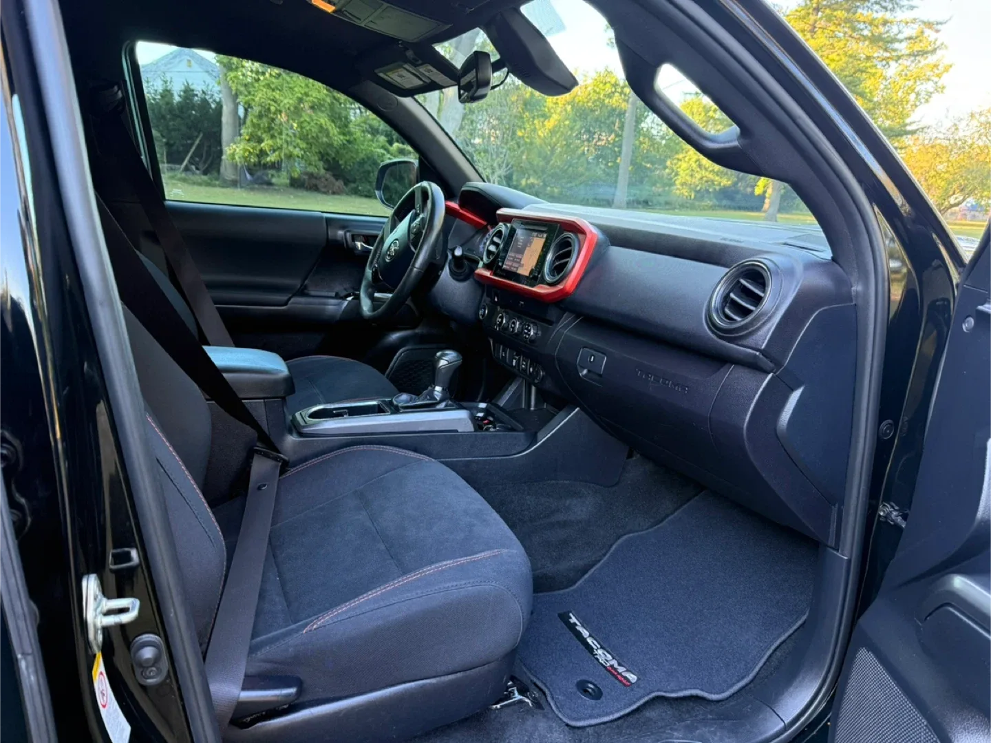 Toyota Tacoma TRD Sport - Black image indicator(6)