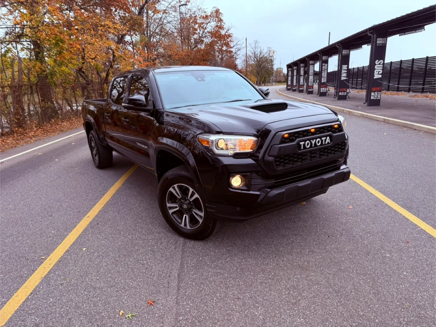 Toyota Tacoma TRD Sport - Black image indicator(2)
