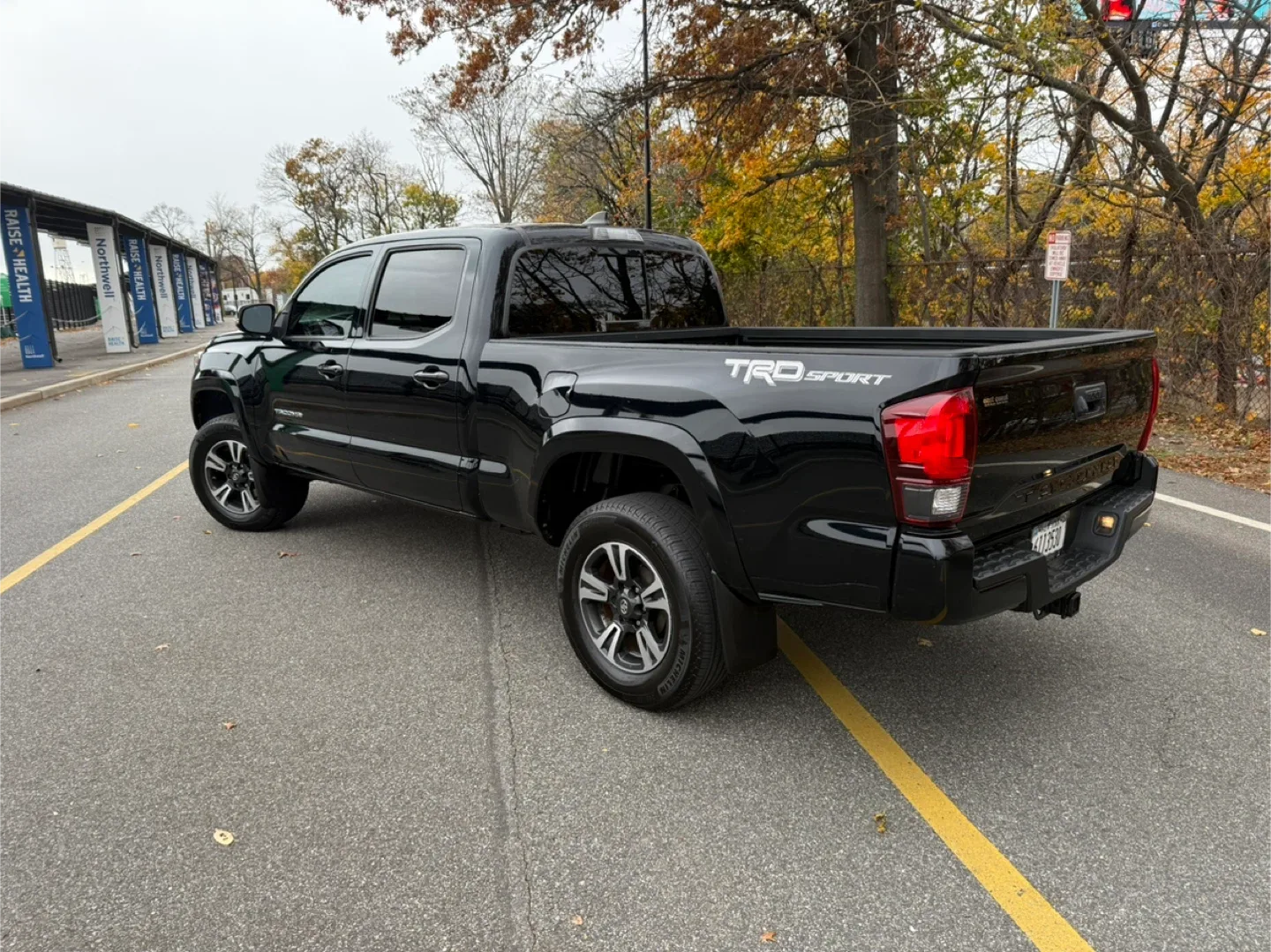 Toyota Tacoma TRD Sport - Black image indicator(3)