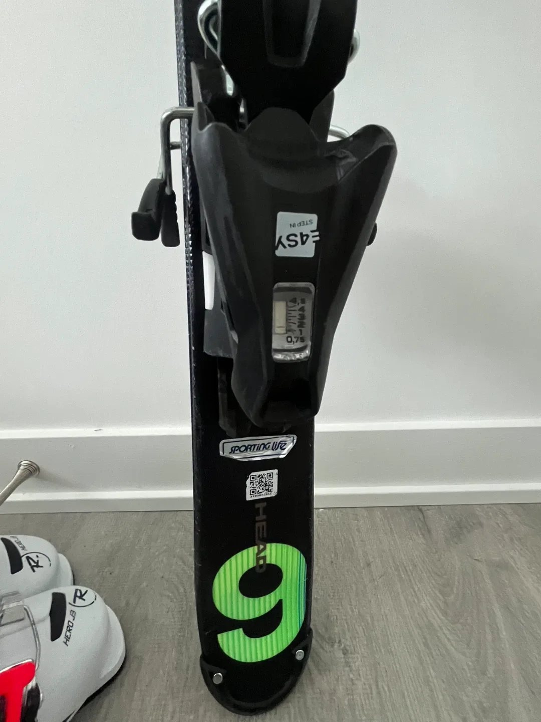 Head Skis and Rossignol Ski Boots - Size 245mm image indicator(5)