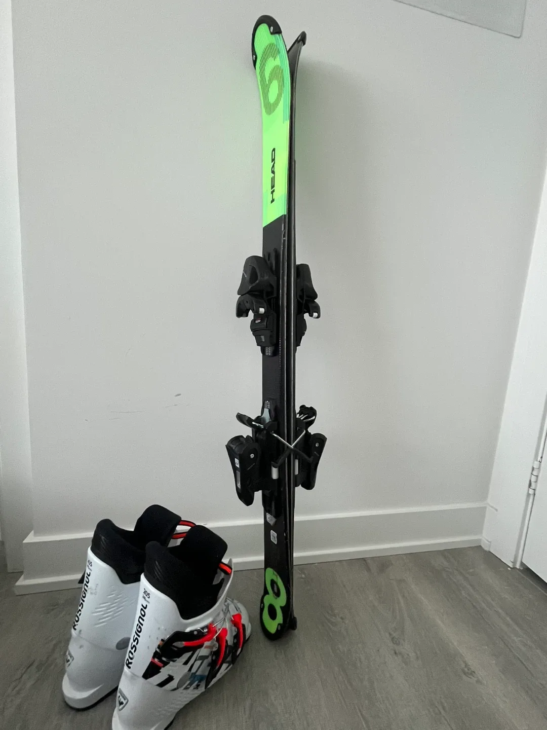 Head Skis and Rossignol Ski Boots - Size 245mm image indicator(4)