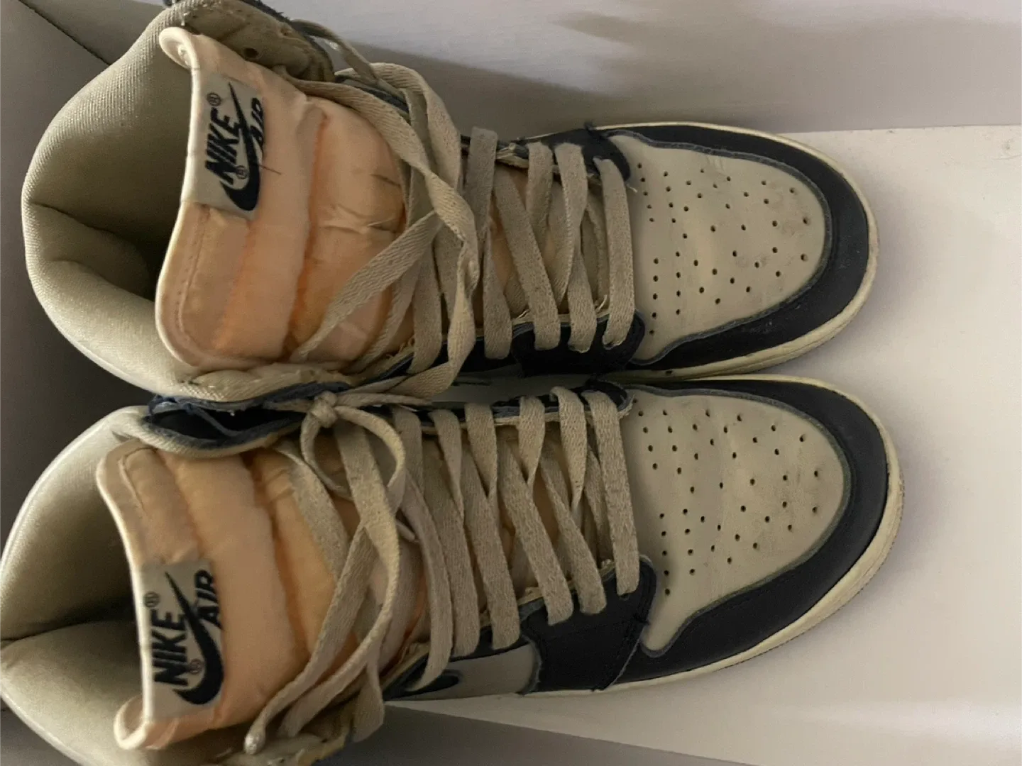 Nike Air Jordan 1 High image indicator(2)