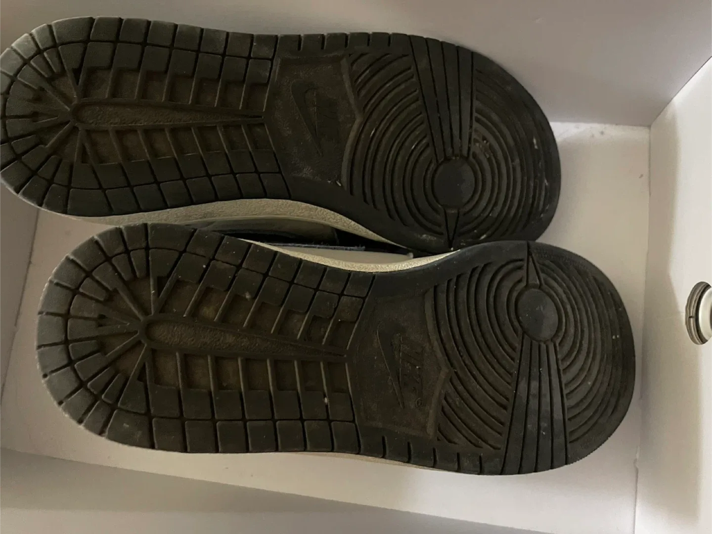 Nike Air Jordan 1 High image indicator(3)