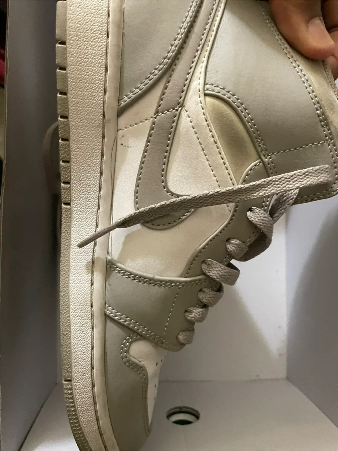 Nike Air Jordan 1 High image indicator(2)