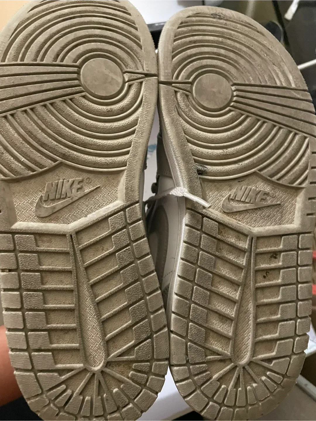 Nike Air Jordan 1 High image indicator(3)