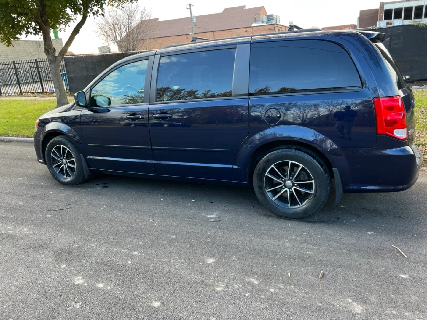 Dodge Grand Caravan Minivan - Blue image indicator(4)