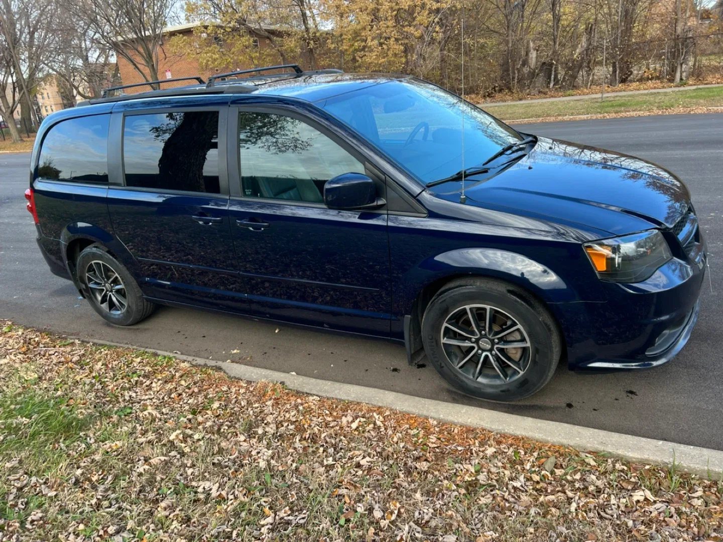 Dodge Grand Caravan Minivan - Blue image indicator(2)