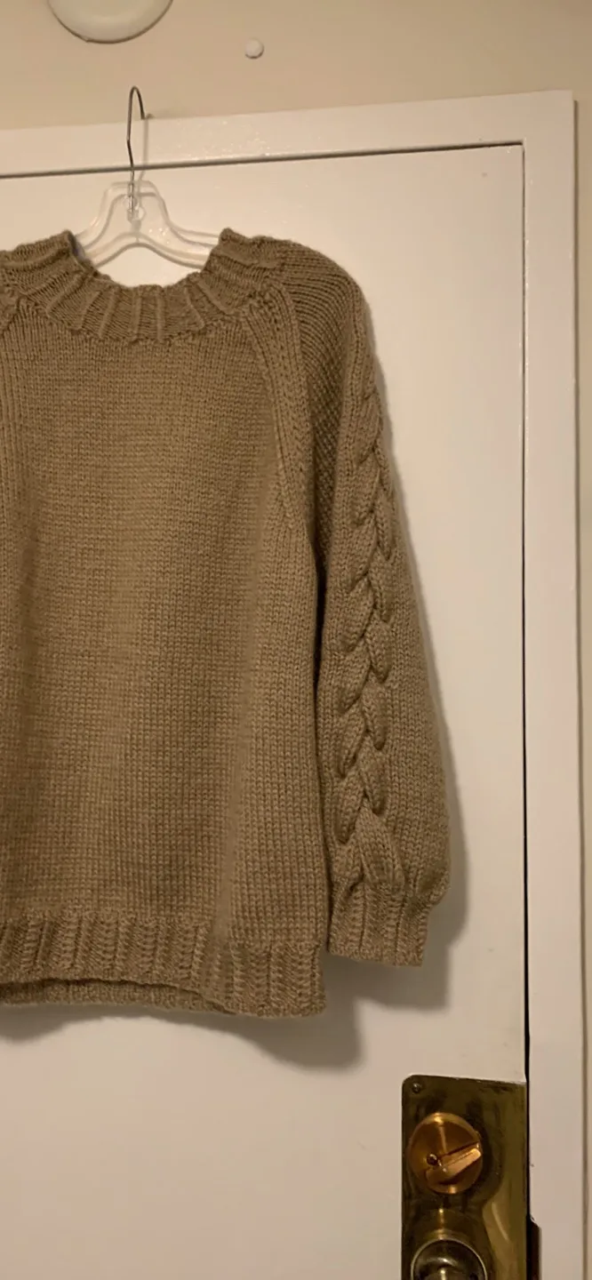 New Woman’s 100 wool Beige Knit Sweater image indicator(2)