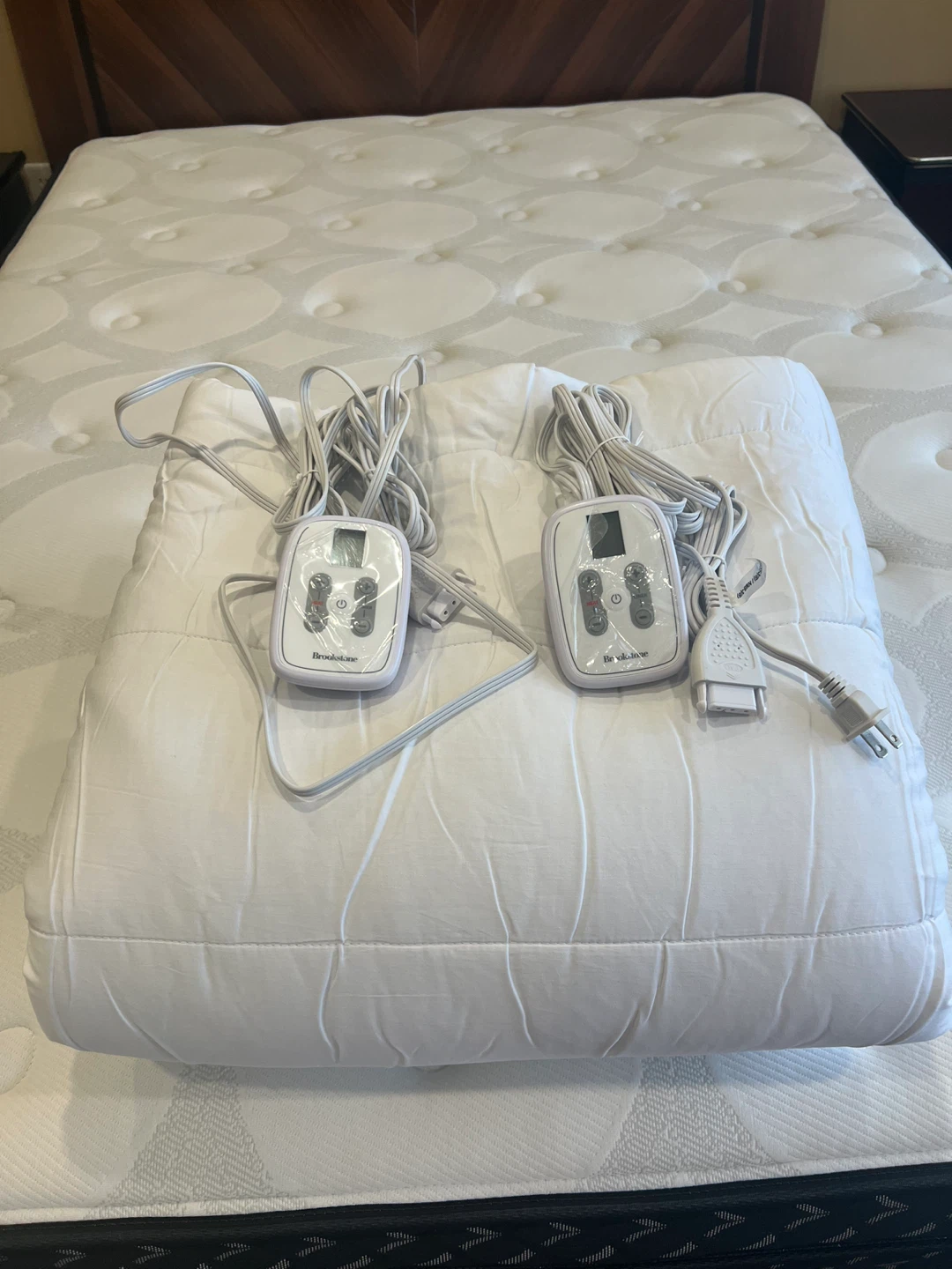 Brookstone Heated Mattress Pad with 2 Controllers - King size