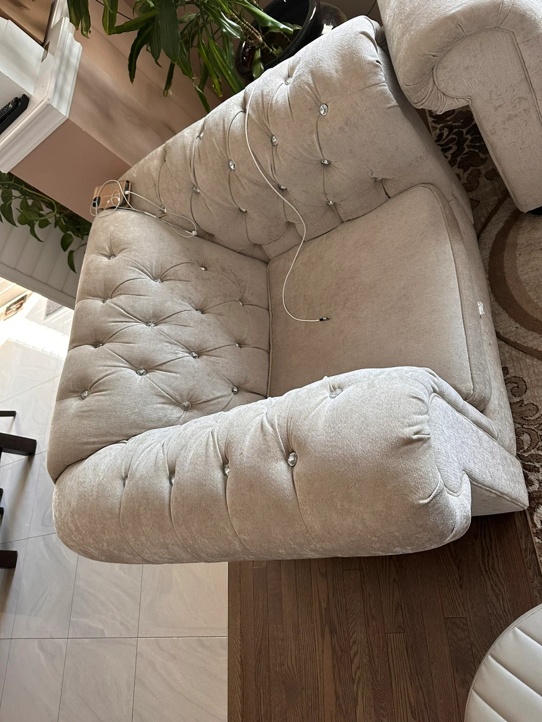 Elegant Beige Chesterfield Sofa - photo 2