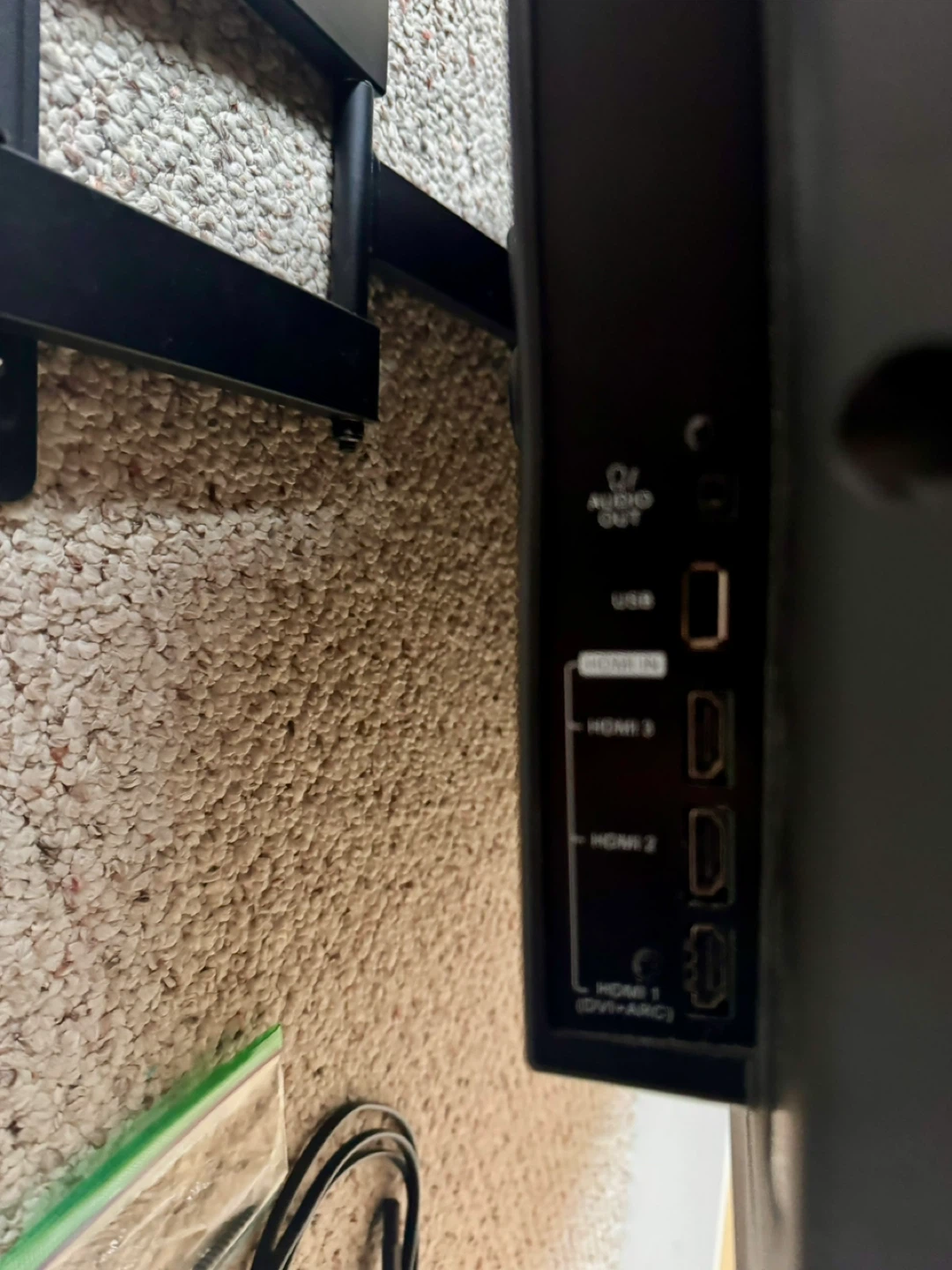 Flat screen TV with wall mount - photo 4