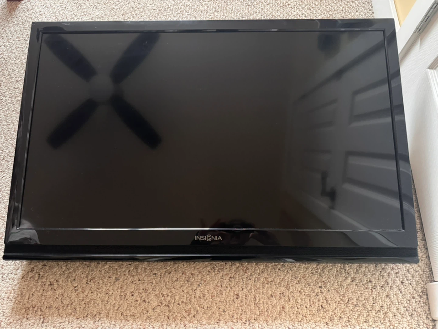 Flat screen TV with wall mount - photo 2