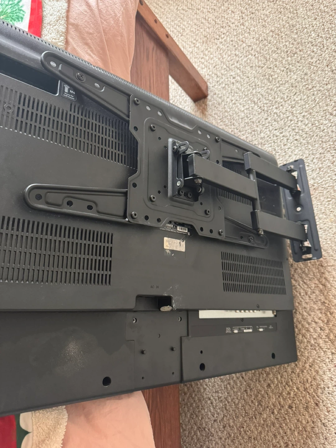 Flat screen TV with wall mount - photo 5